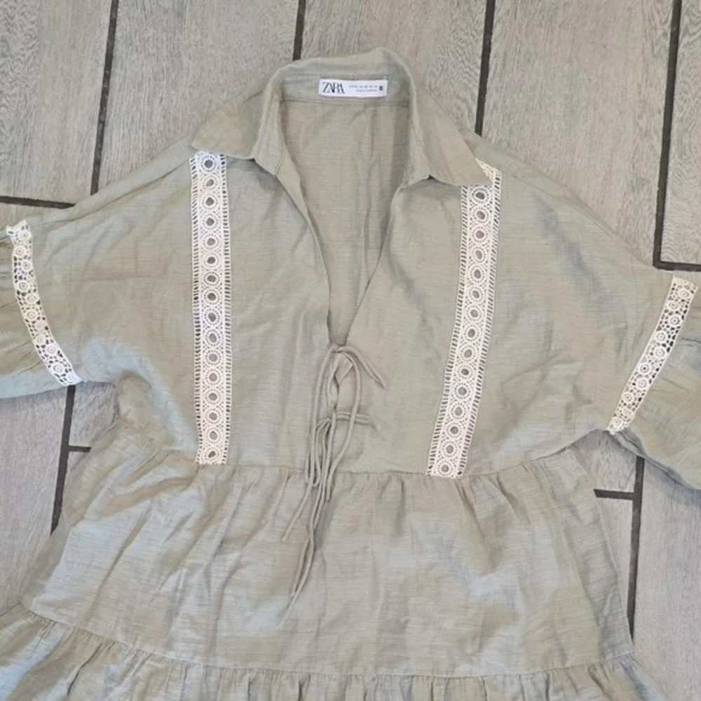 Zara Sage Green Eyelet Lace Tiered Mini Dress Tie Front Boho‎ Babydoll XS